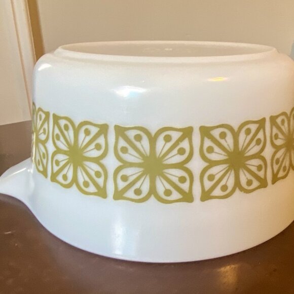 Pyrex Handled Bowl 474 B Round Verde Glass 1 1/2 Qt Kitchen Vintage Green Floral - Picture 1 of 8